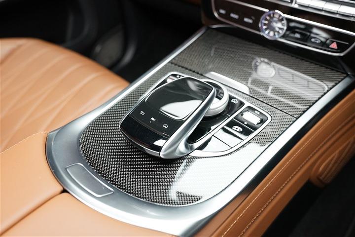 メルセデスAMG G63ナイトパッケージカーボンセンターコンソール画像